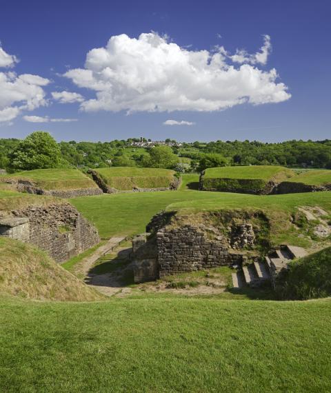  Amffitheatr Caerllion/Caerleon Amphitheatre
